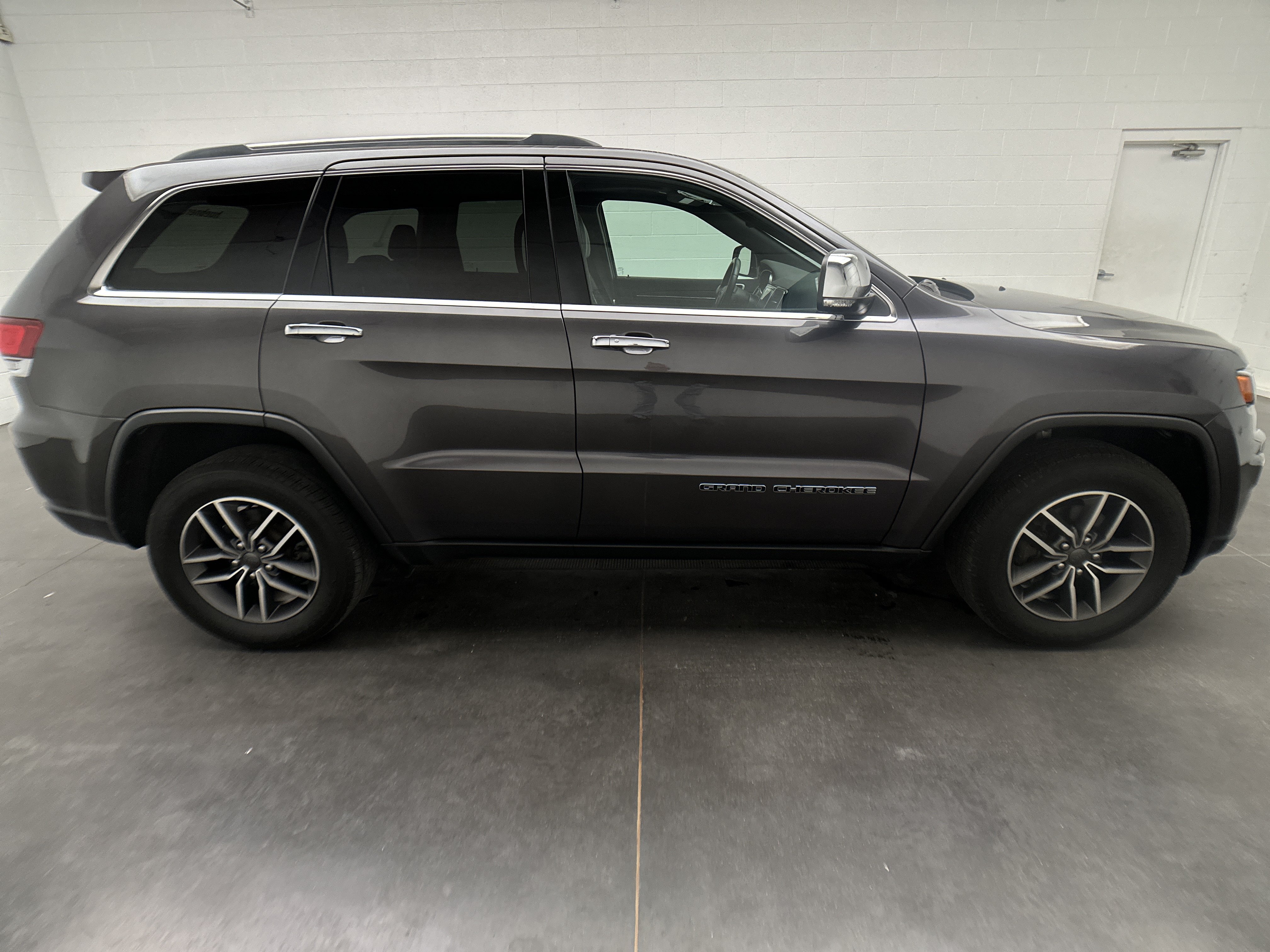 Used 2020 Jeep Grand Cherokee Limited w/ Premium Lighting Group AWD/4WD image 9