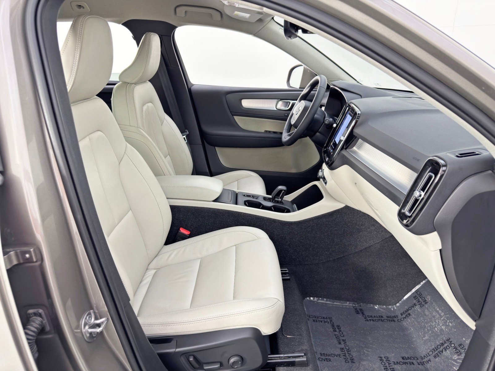 Used 2022 Volvo XC40 T5 Momentum w/ Premium Package image 14