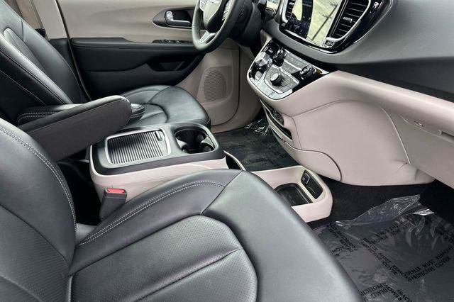 Certified 2024 Chrysler Pacifica Touring-L FWD image 19