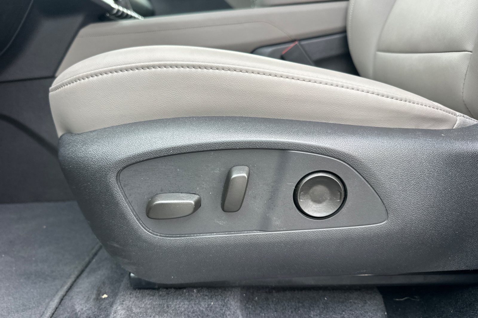 Used 2026 GMC Acadia Elevation w/ Elevation Premium Package FWD image 13