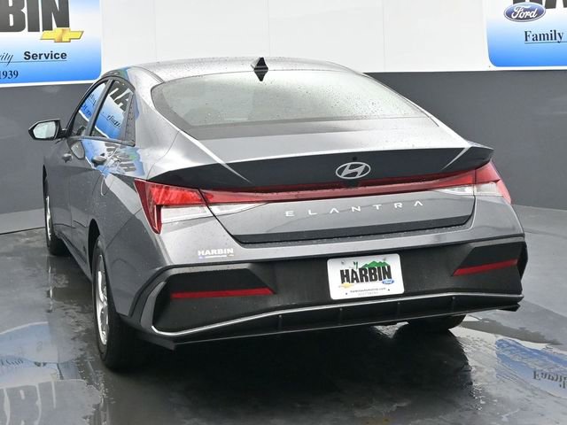 Used 2025 Hyundai Elantra SE image 4