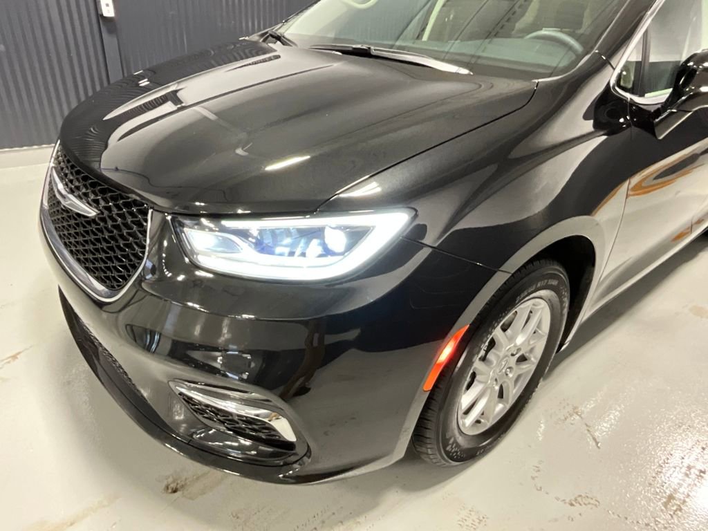 Used 2024 Chrysler Pacifica Touring-L image 25