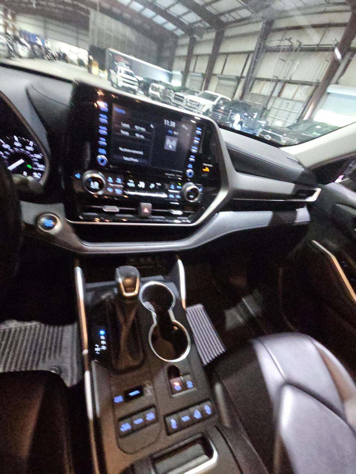 Used 2021 Toyota Highlander XLE AWD/4WD image 9