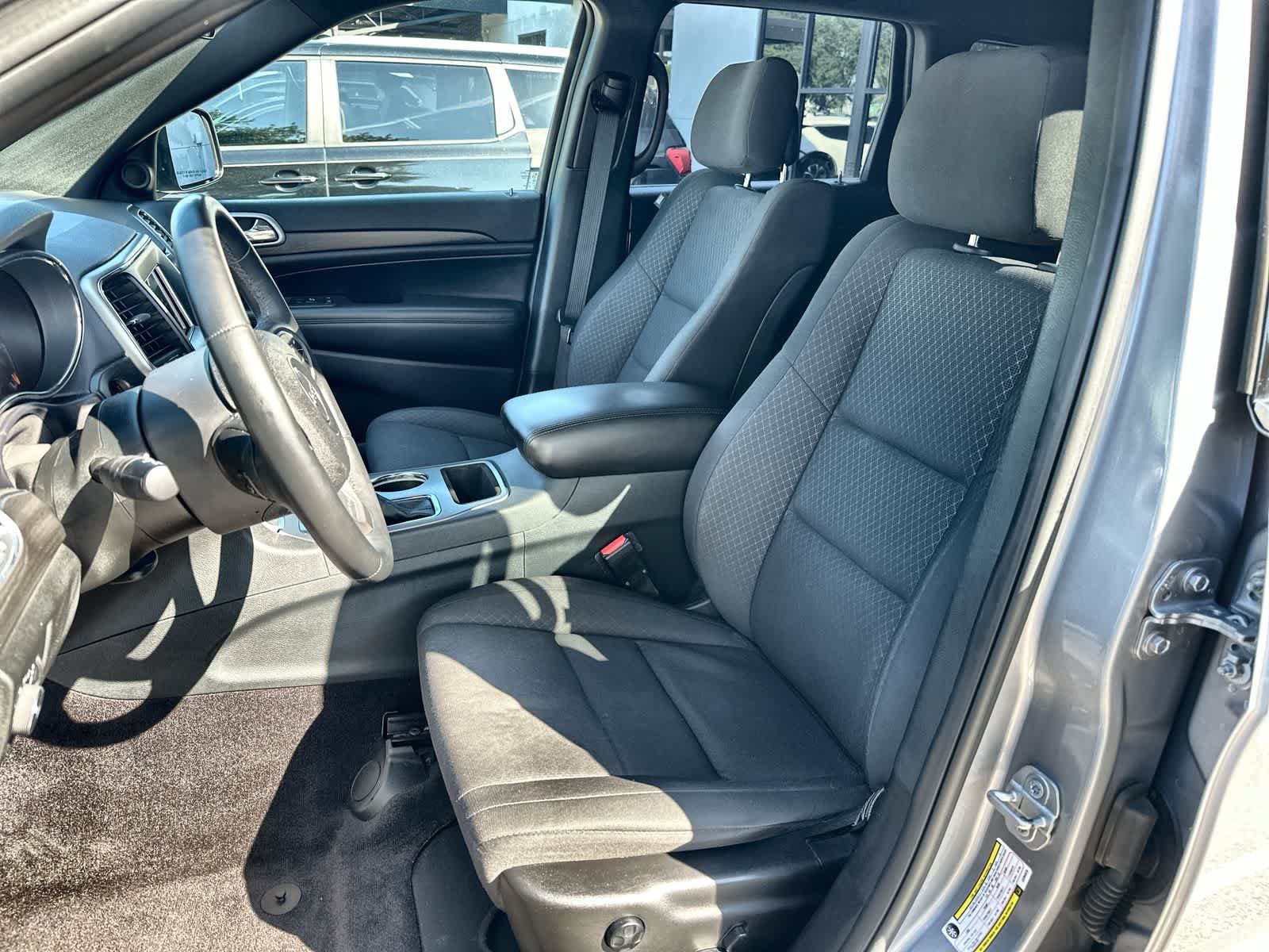 Used 2018 Jeep Grand Cherokee Laredo AWD/4WD image 3