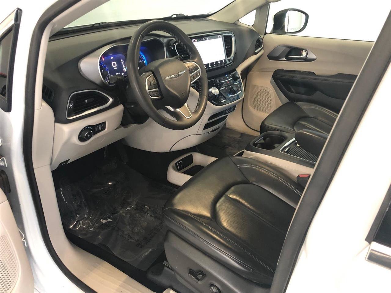 Used 2023 Chrysler Pacifica Touring-L FWD image 5