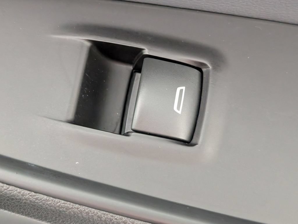 Certified 2020 Chevrolet Traverse LT FWD image 38