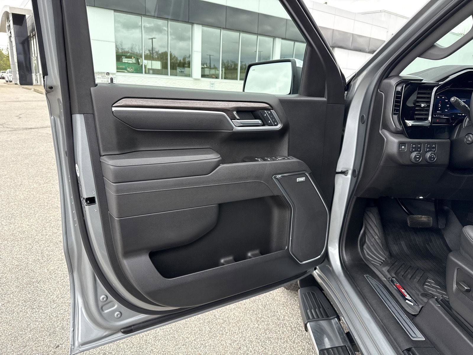 Used 2025 Chevrolet Silverado 1500 LTZ image 13