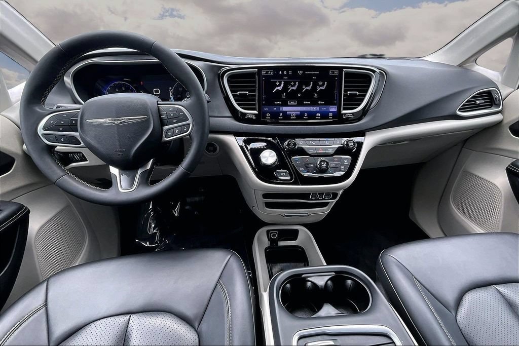 Used 2024 Chrysler Pacifica Touring-L FWD image 7