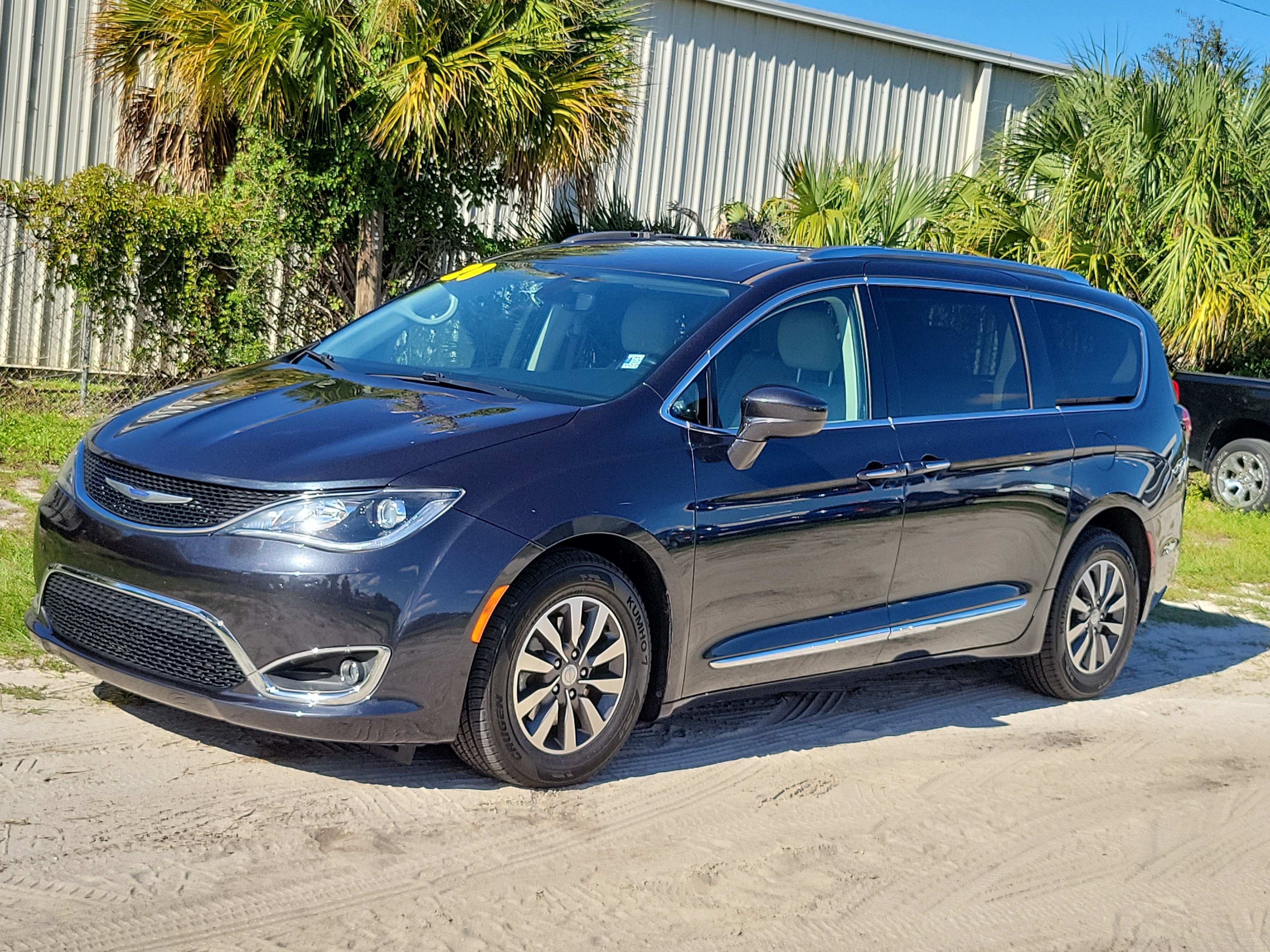 Used 2020 Chrysler Pacifica Touring-L Plus FWD image 2
