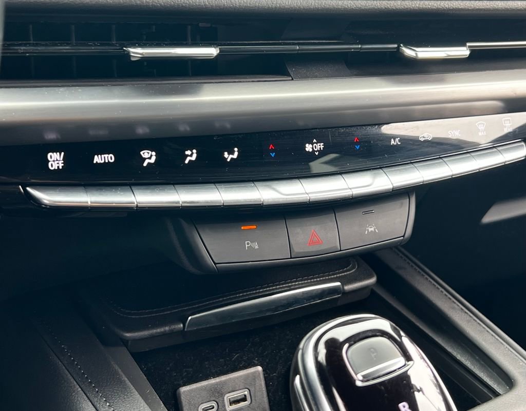 Used 2024 Cadillac XT4 Premium Luxury image 30