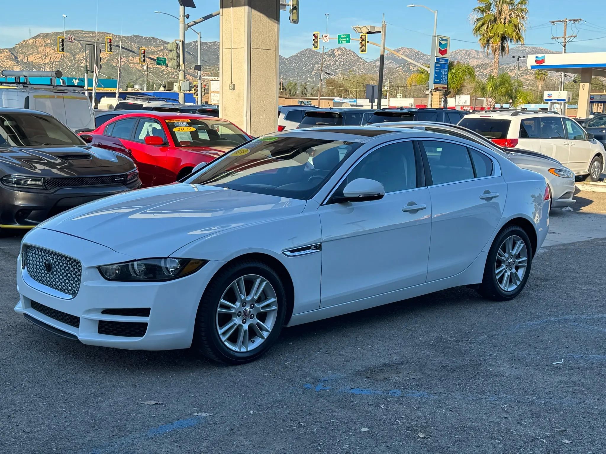 Used 2019 Jaguar XE Premium image 6