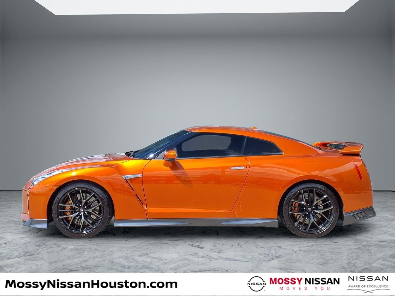 Used 2018 Nissan GT-R Premium w/ Premium Interior Package image 6