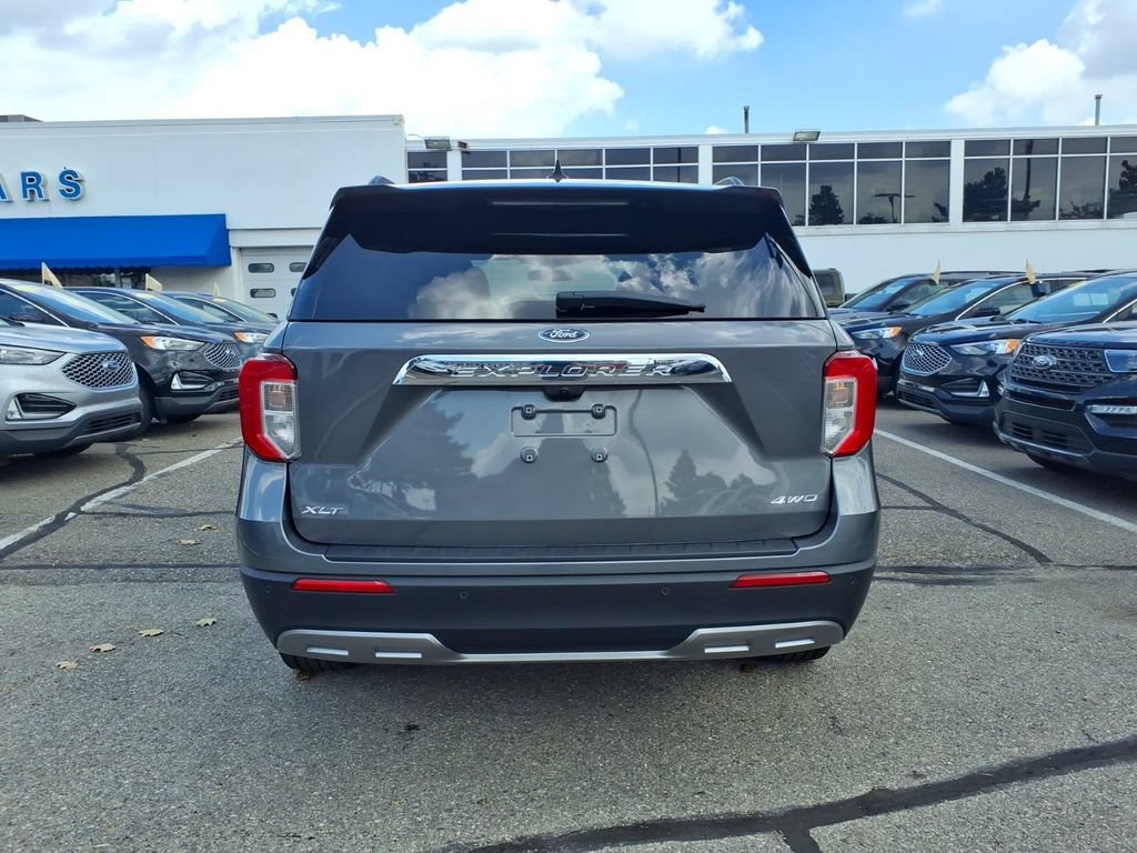 Used 2024 Ford Explorer XLT w/ Equipment Group 202A AWD/4WD image 8