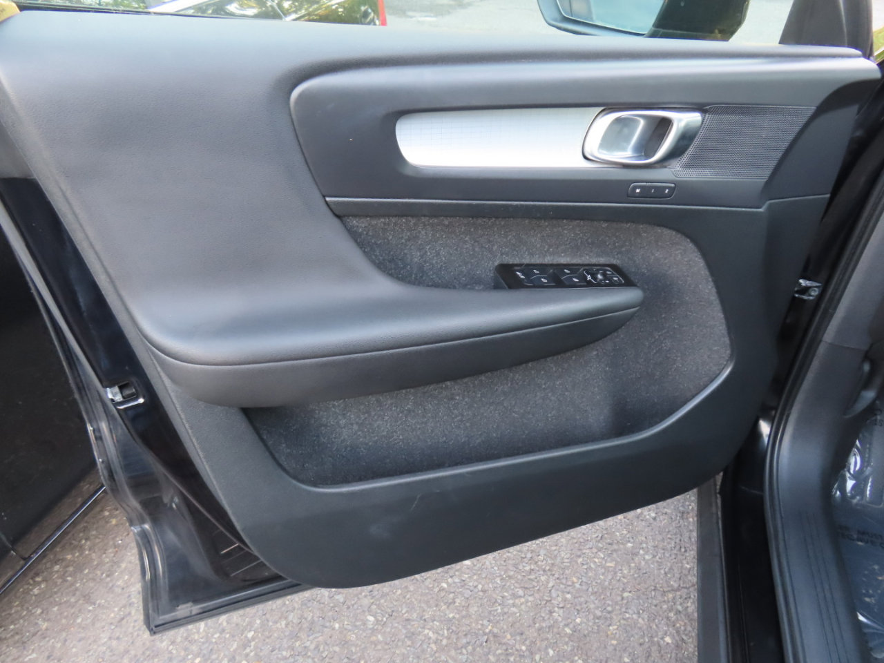 Used 2021 Volvo XC40 T5 Momentum image 6