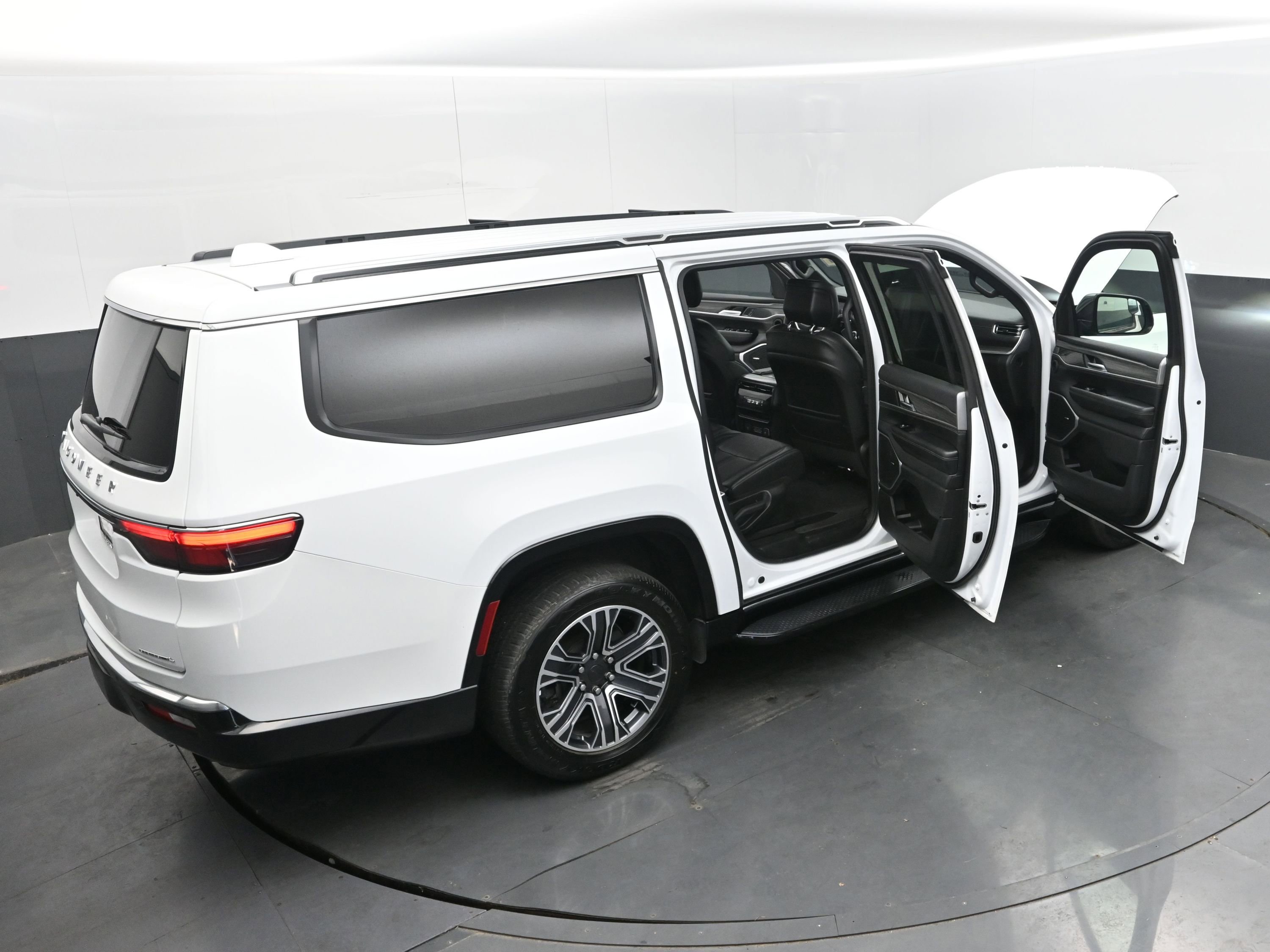 Used 2023 Jeep Wagoneer L Series II image 45