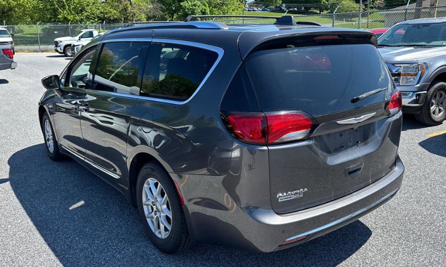 Used 2020 Chrysler Pacifica Touring-L FWD image 4