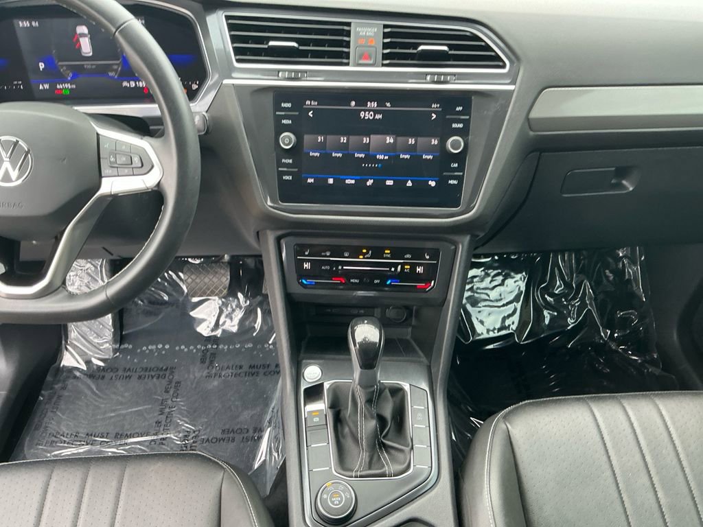 Used 2023 Volkswagen Tiguan SE w/ Panoramic Sunroof Package image 11