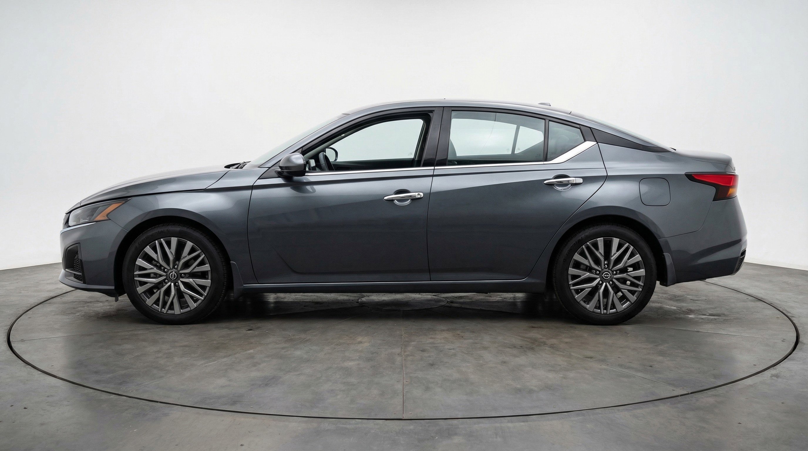 Used 2025 Nissan Altima 2.5 SV FWD image 5