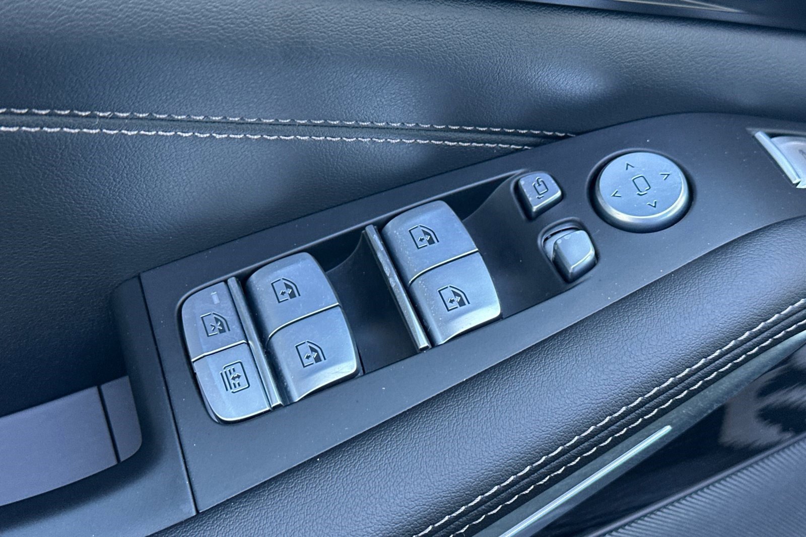 Used 2023 BMW X7 xDrive40i w/ M Sport Package image 13