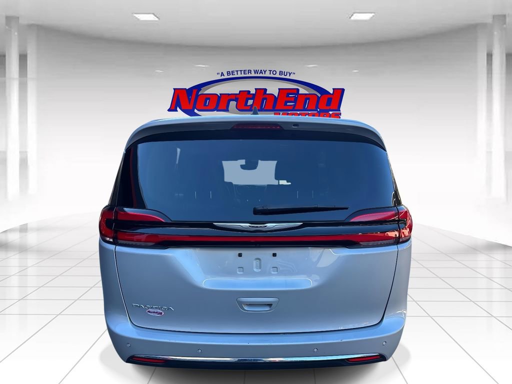 Used 2024 Chrysler Pacifica Touring-L image 4