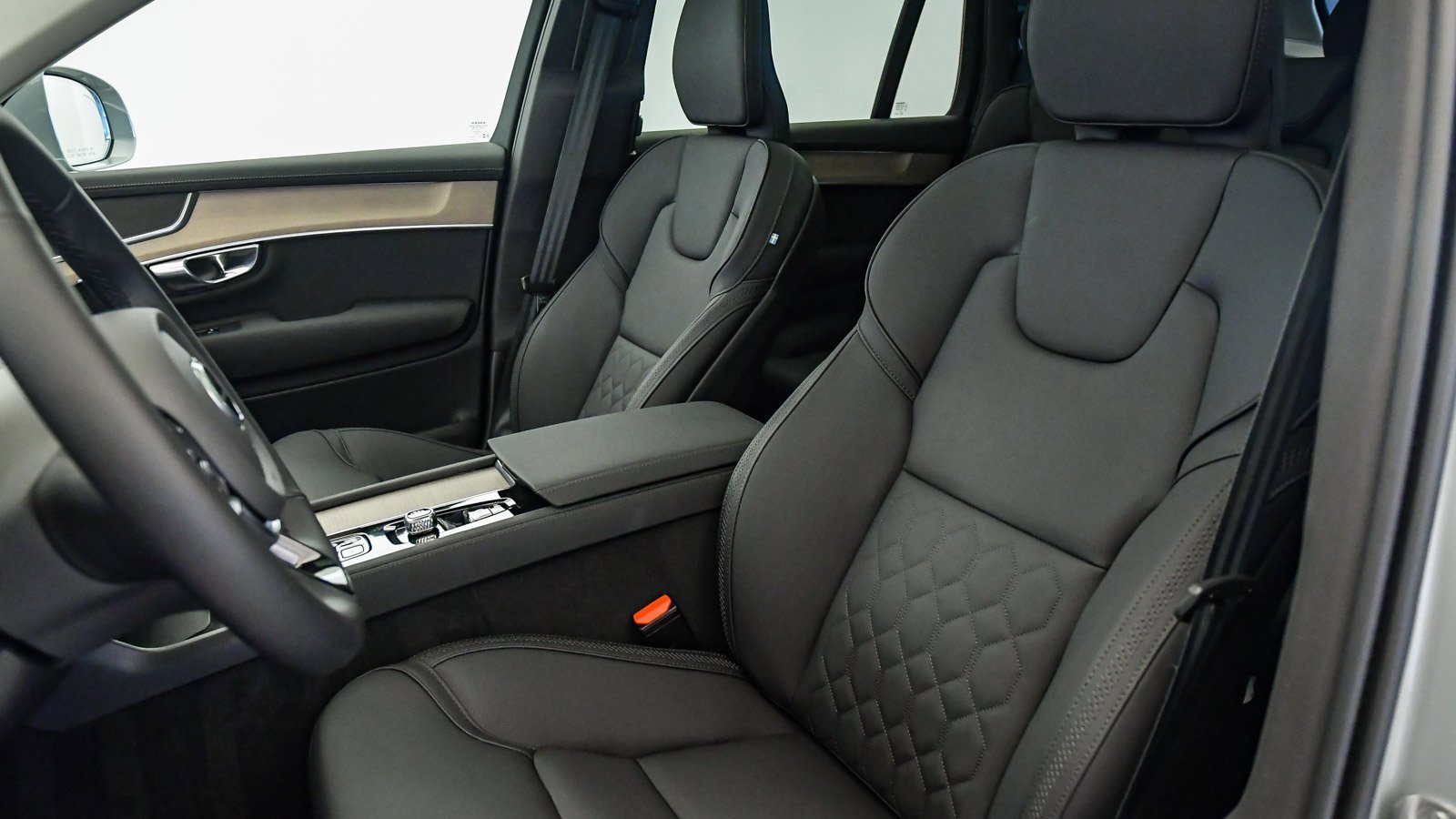 Certified 2025 Volvo XC90 B6 Core w/ Protection Package Premier image 21