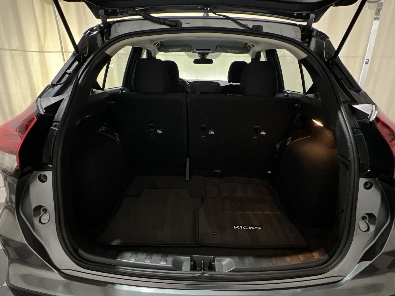 Used 2023 Nissan Kicks SR FWD image 34