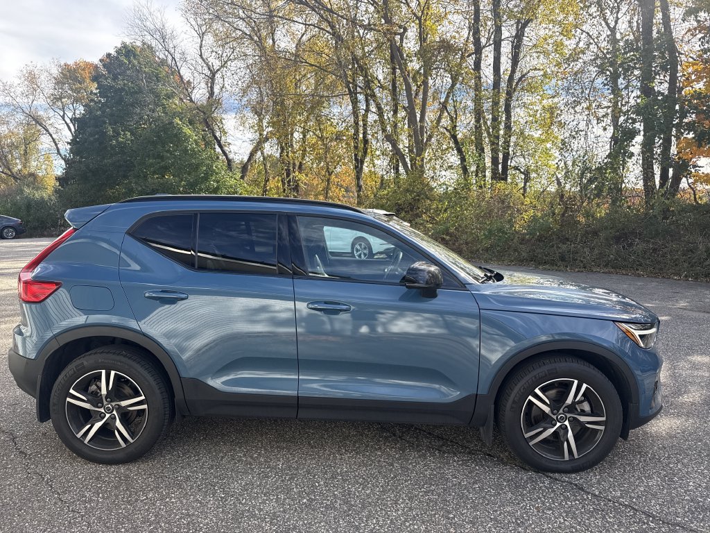Used 2023 Volvo XC40 B5 Plus w/ Driver Assist Package AWD/4WD image 6