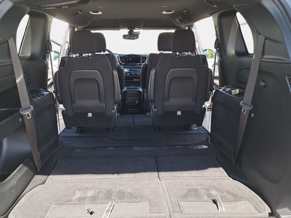 Used 2023 Chrysler Pacifica Touring FWD image 15