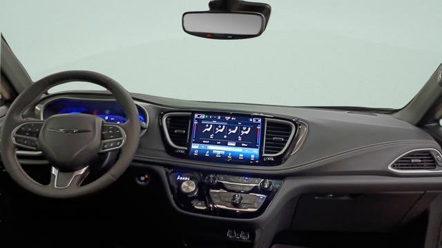 Used 2025 Chrysler Pacifica Select image 22