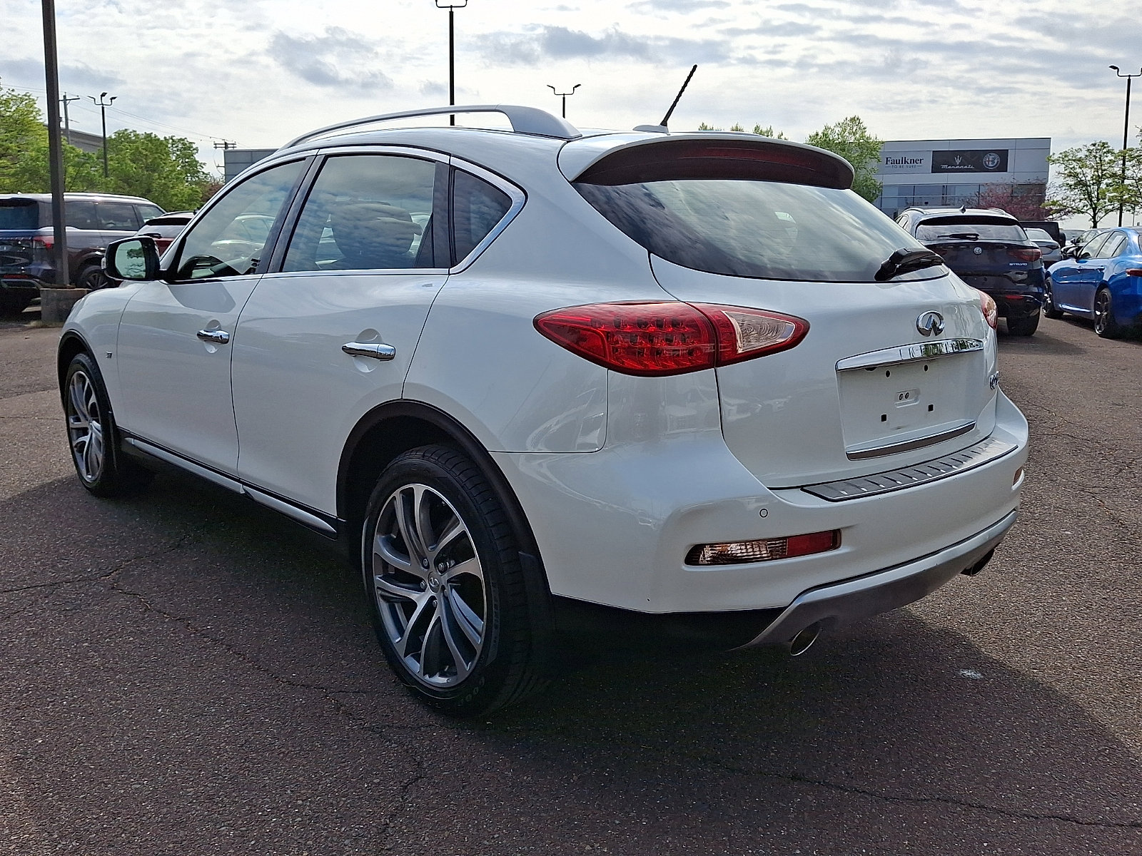 Used 2016 INFINITI QX50 AWD w/ Deluxe Touring Package image 4