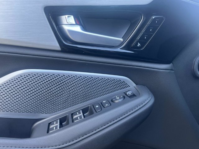 Used 2025 Acura MDX SH-AWD image 13