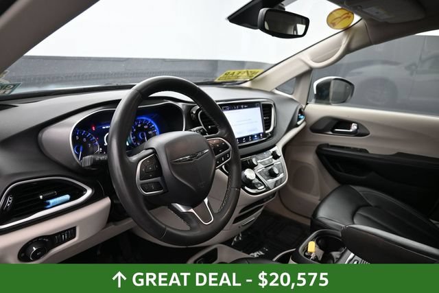 Used 2023 Chrysler Pacifica Touring-L FWD image 21