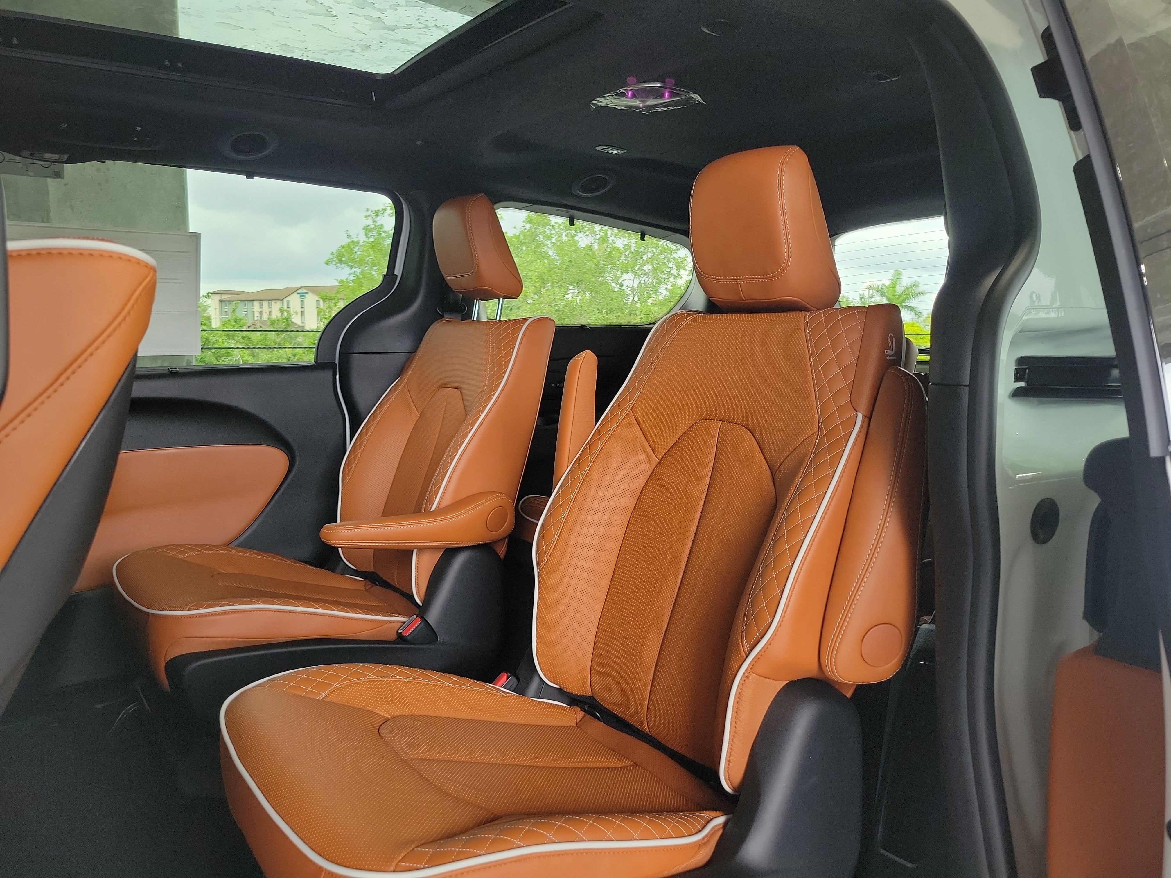 New 2026 Chrysler Pacifica Pinnacle w/ Trailer Tow Group FWD image 7