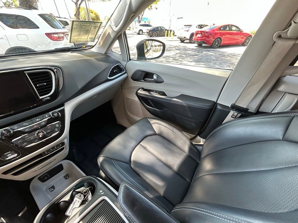 Used 2023 Chrysler Pacifica Touring-L image 11