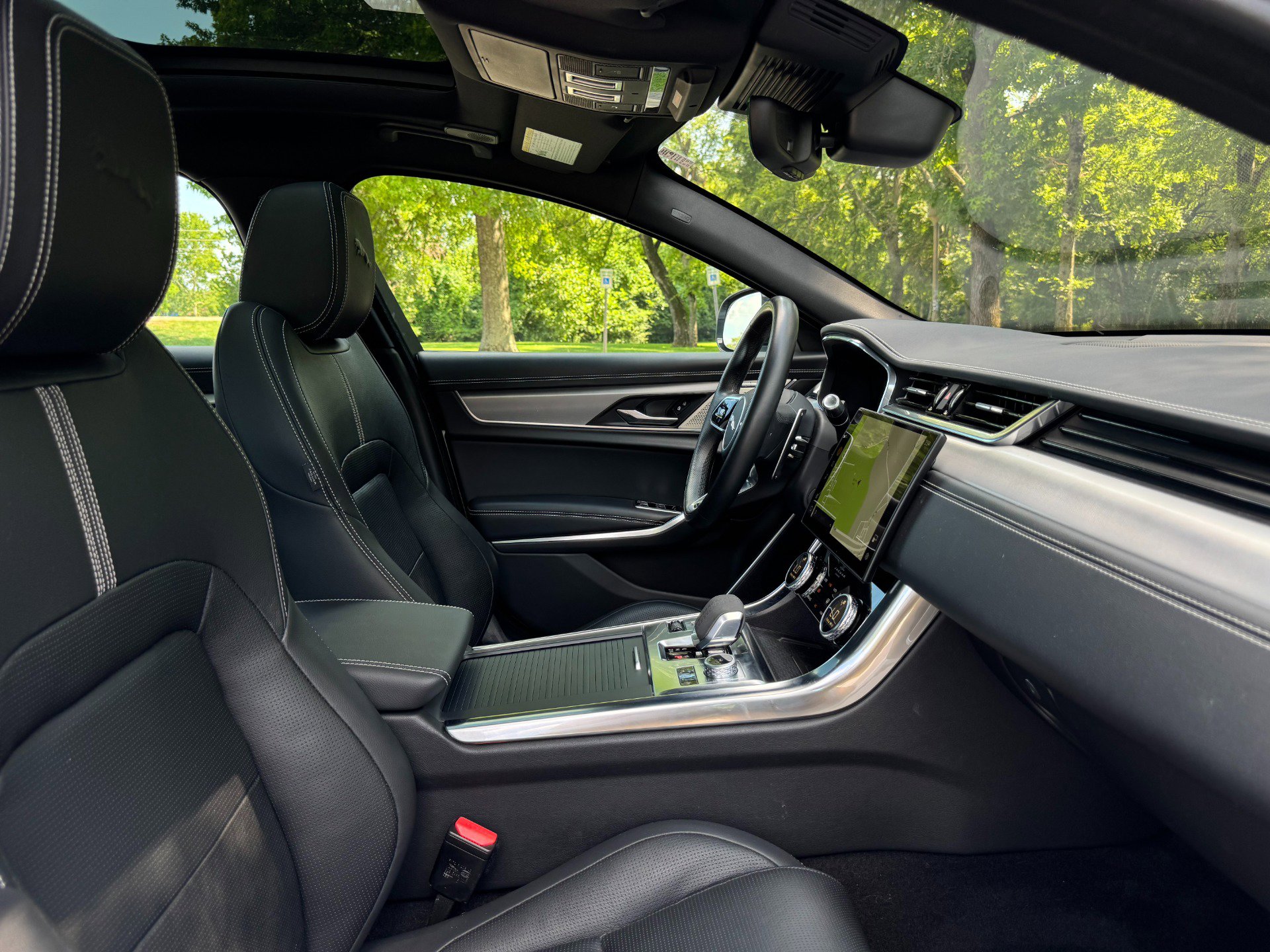 Used 2021 Jaguar XF R-Dynamic SE image 30