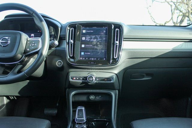 Used 2025 Volvo XC40 B5 Plus image 18