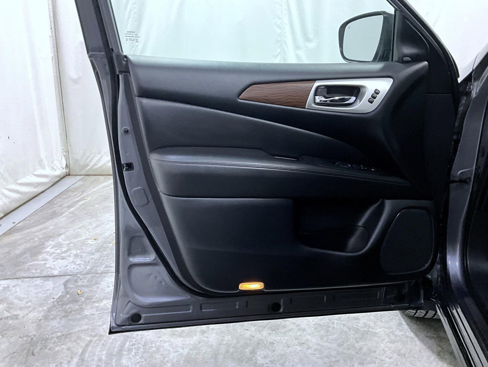 Used 2020 Nissan Pathfinder Platinum image 10