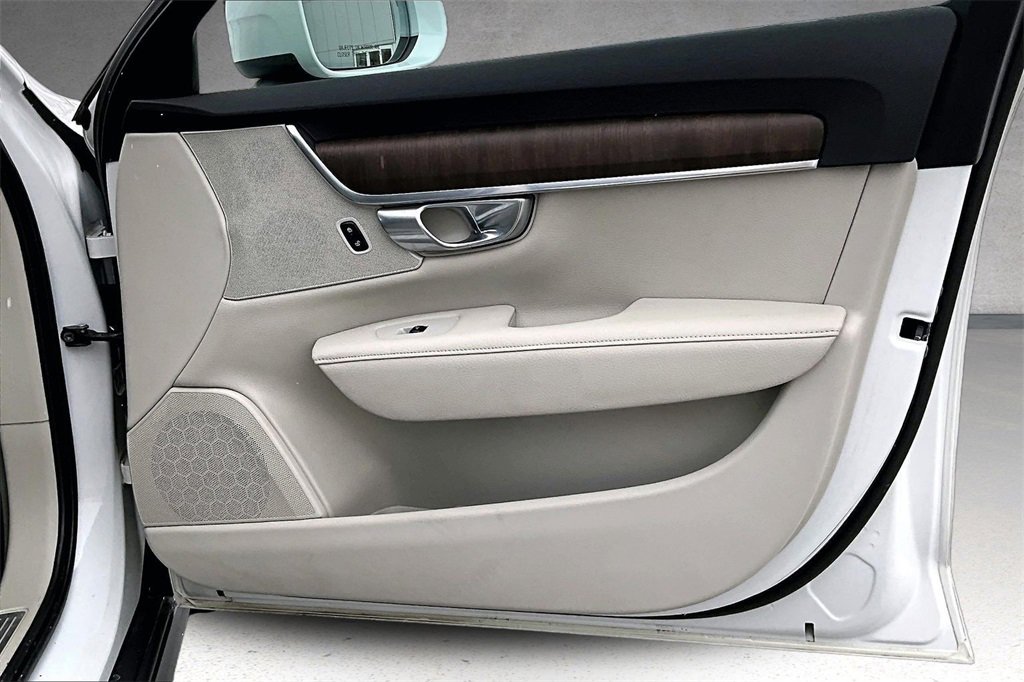 Used 2021 Volvo V90 T6 Cross Country image 27