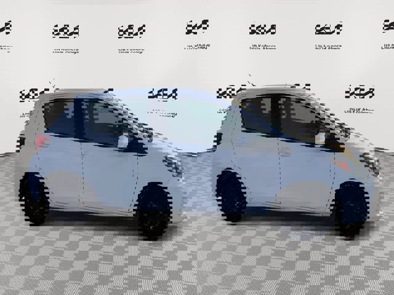 Used 2015 Toyota Yaris L image 9