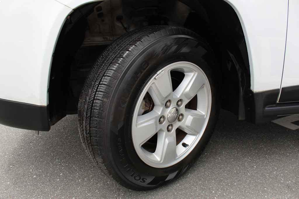Used 2017 Jeep Compass Latitude FWD image 31