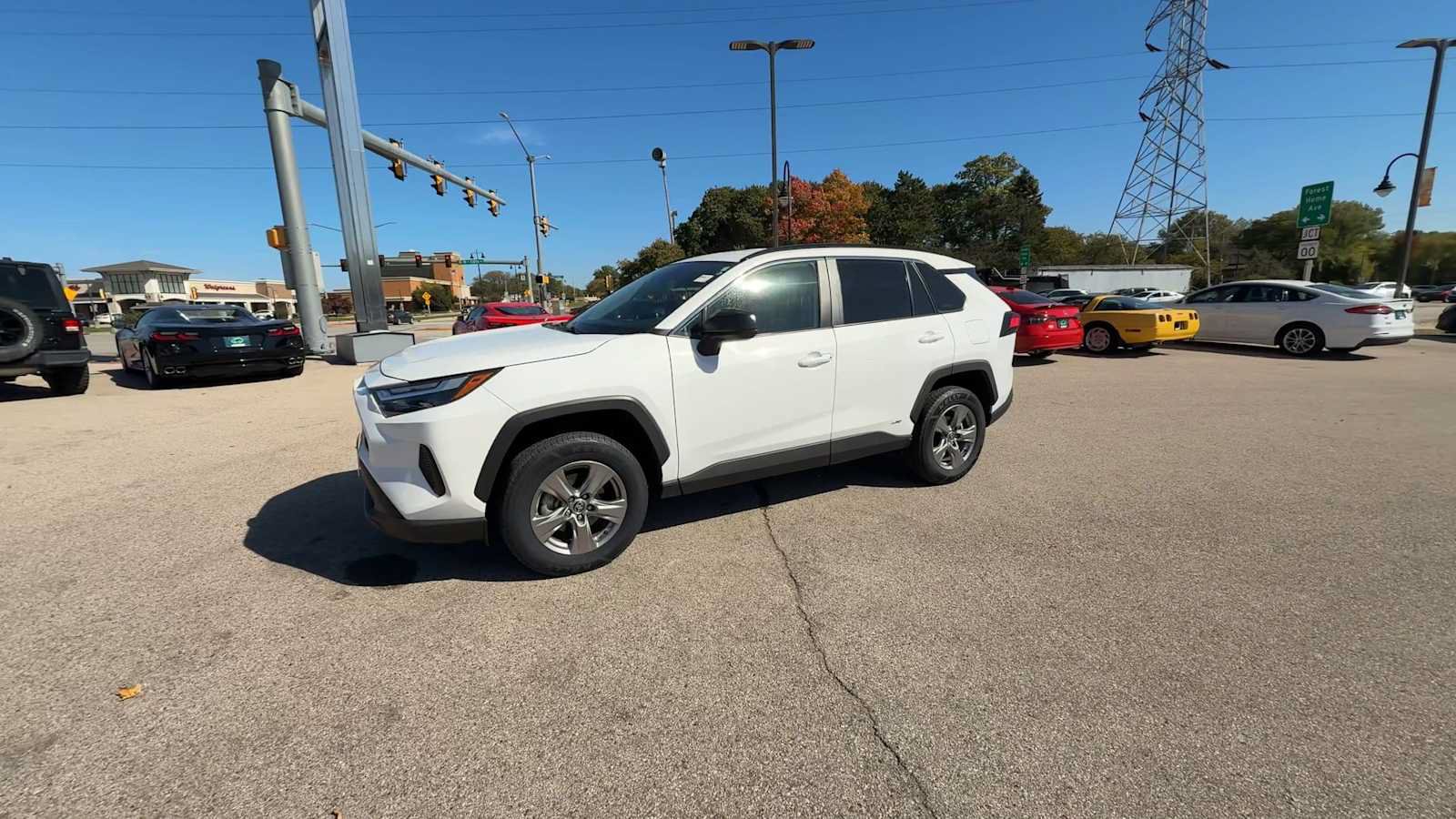 Used 2025 Toyota RAV4 LE AWD/4WD image 4
