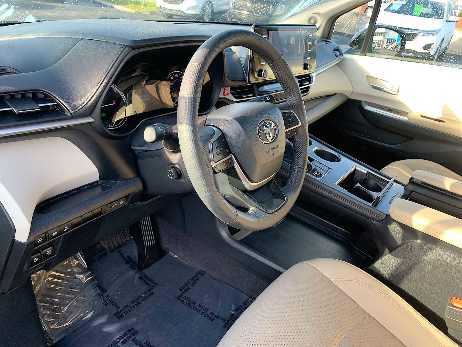 Used 2024 Toyota Sienna Limited image 10
