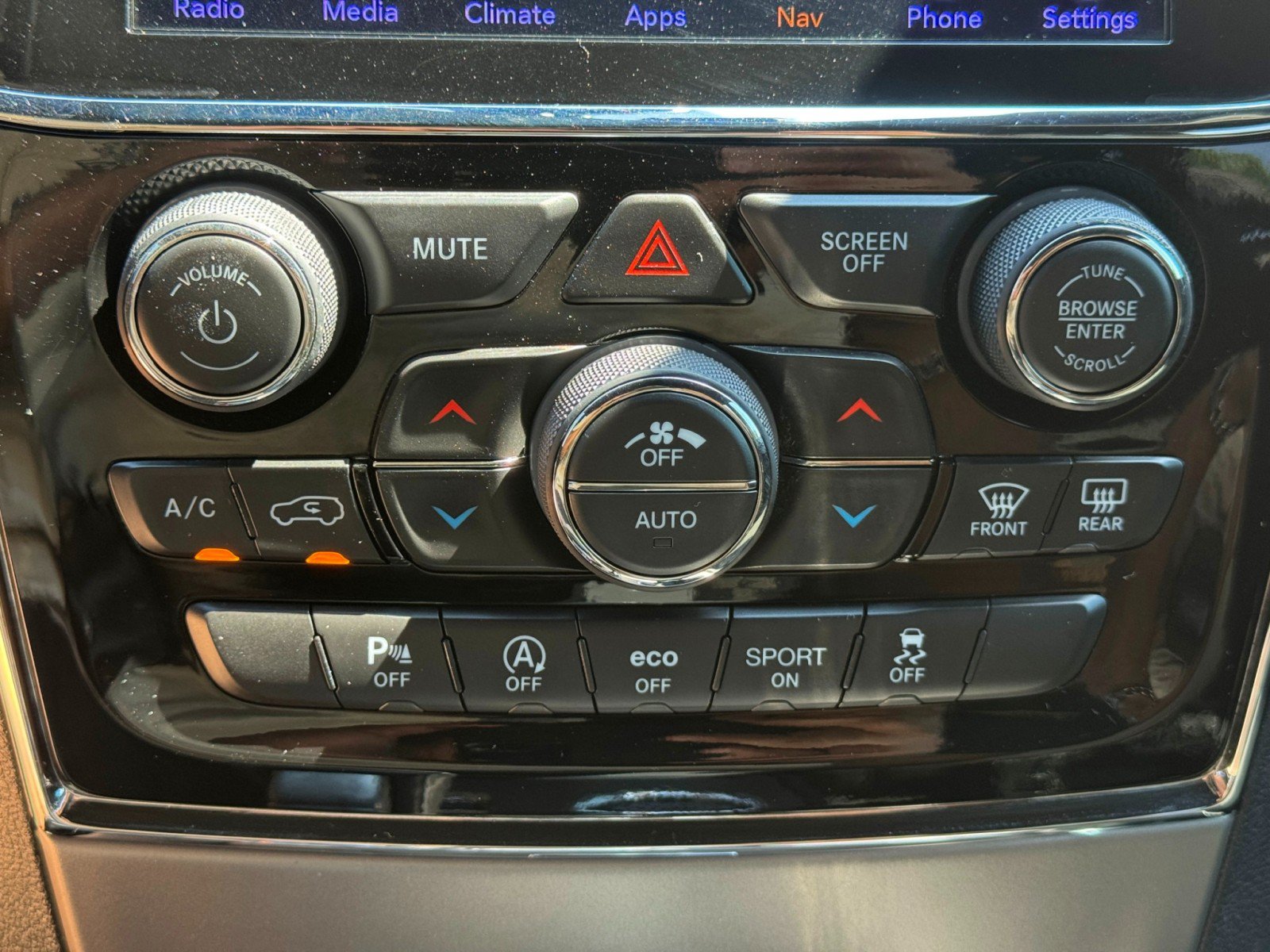 Used 2019 Jeep Grand Cherokee Laredo w/ 18" Wheel & 8.4" Radio Group AWD/4WD image 29