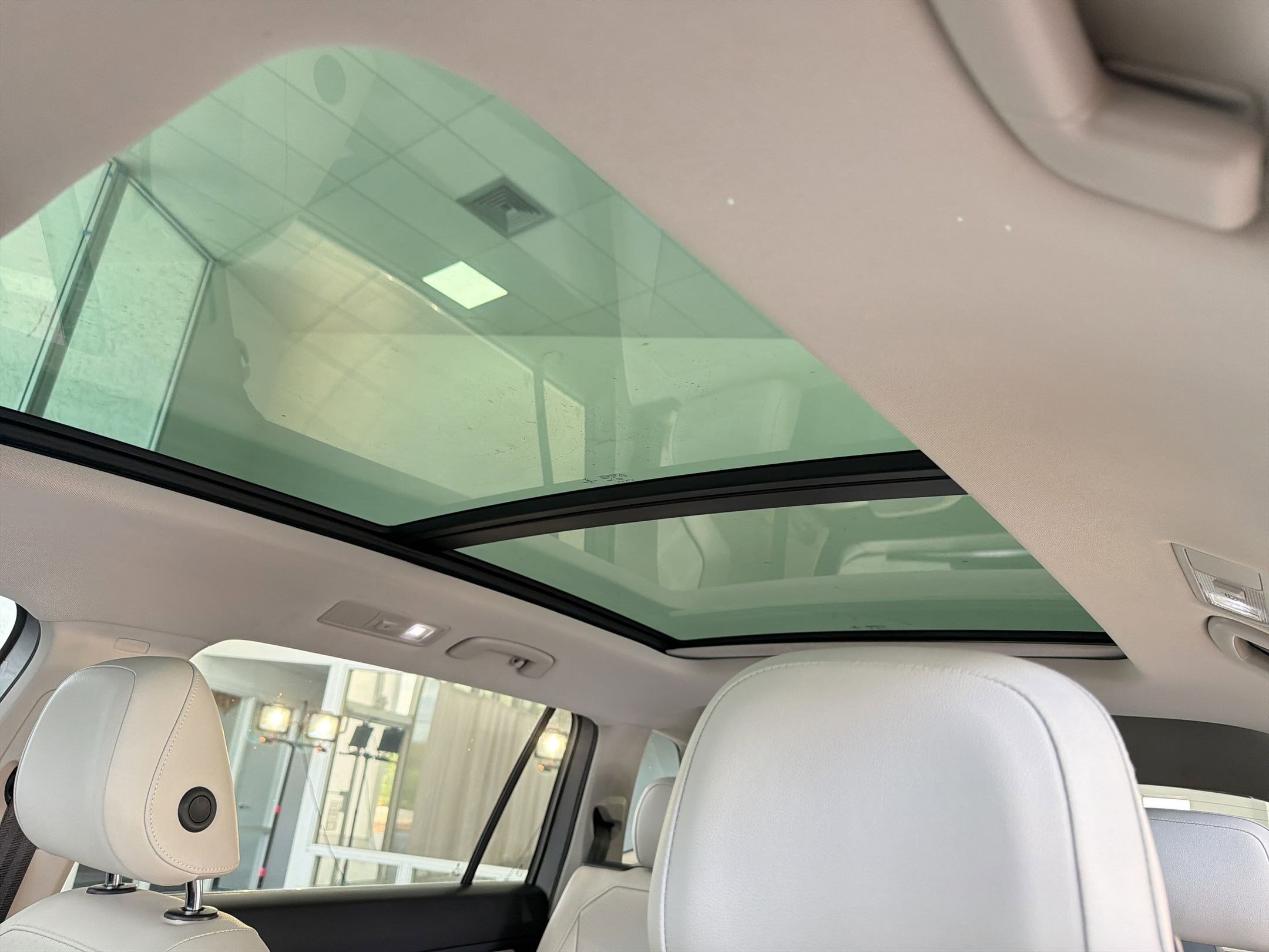 Used 2021 Volkswagen Tiguan SE w/ Panoramic Sunroof Package image 16