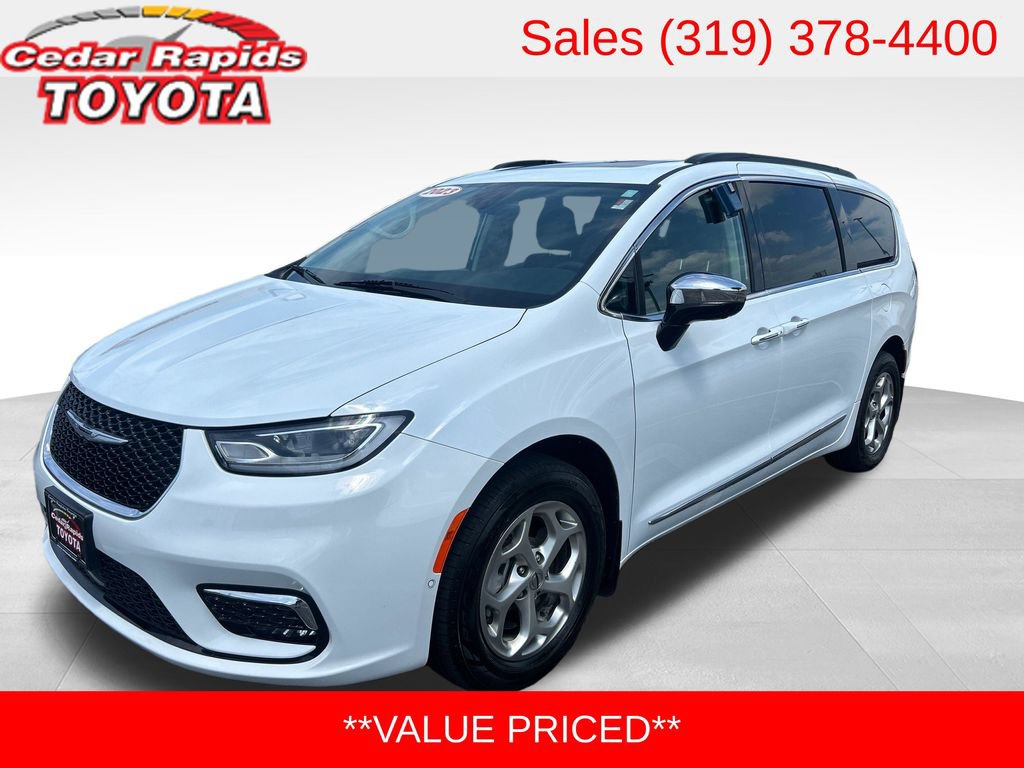 Used 2023 Chrysler Pacifica Limited w/ Uconnect Theater Family Group