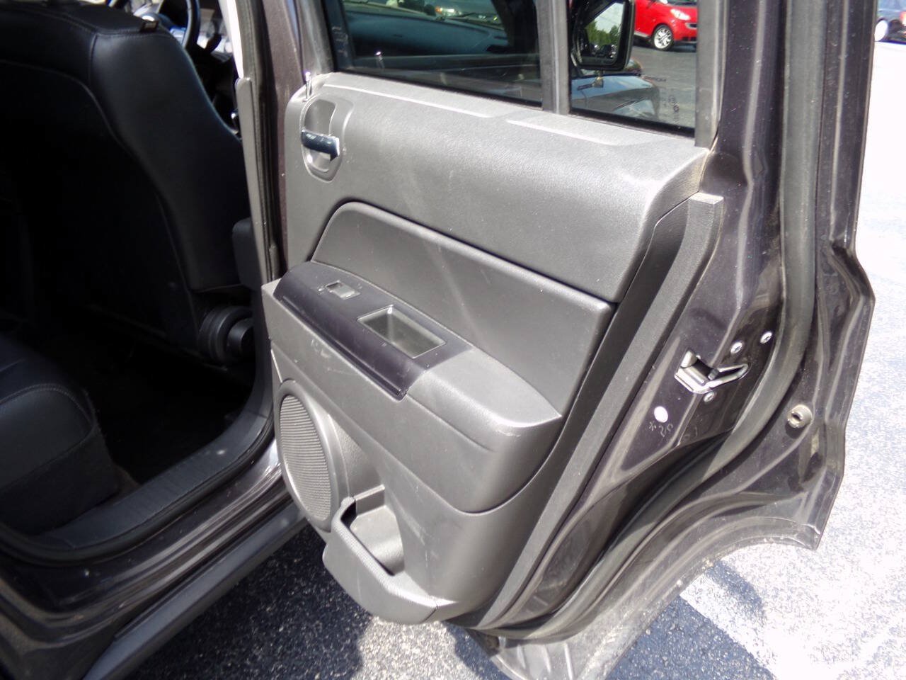 Used 2016 Jeep Patriot High Altitude AWD/4WD image 23
