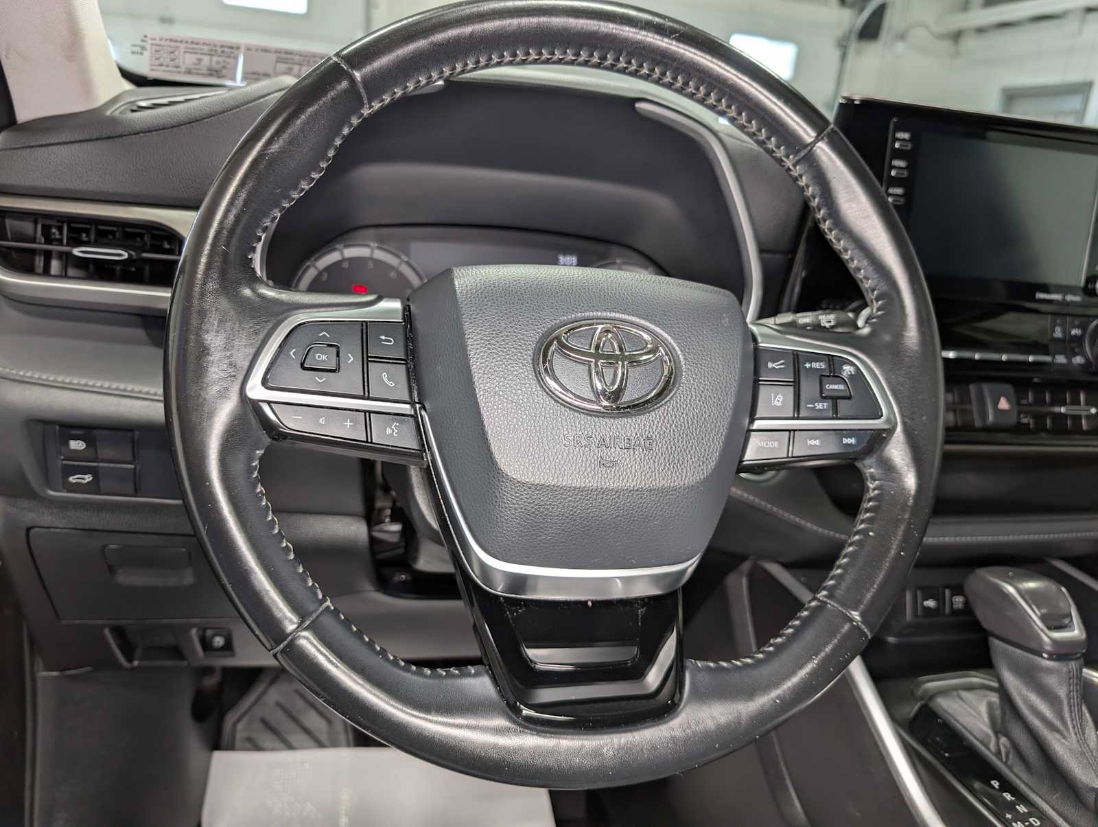 Used 2021 Toyota Highlander XLE AWD/4WD image 38