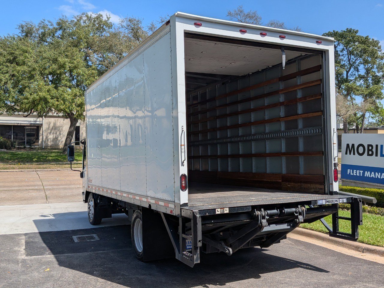 Used 2018 Isuzu NPR image 8