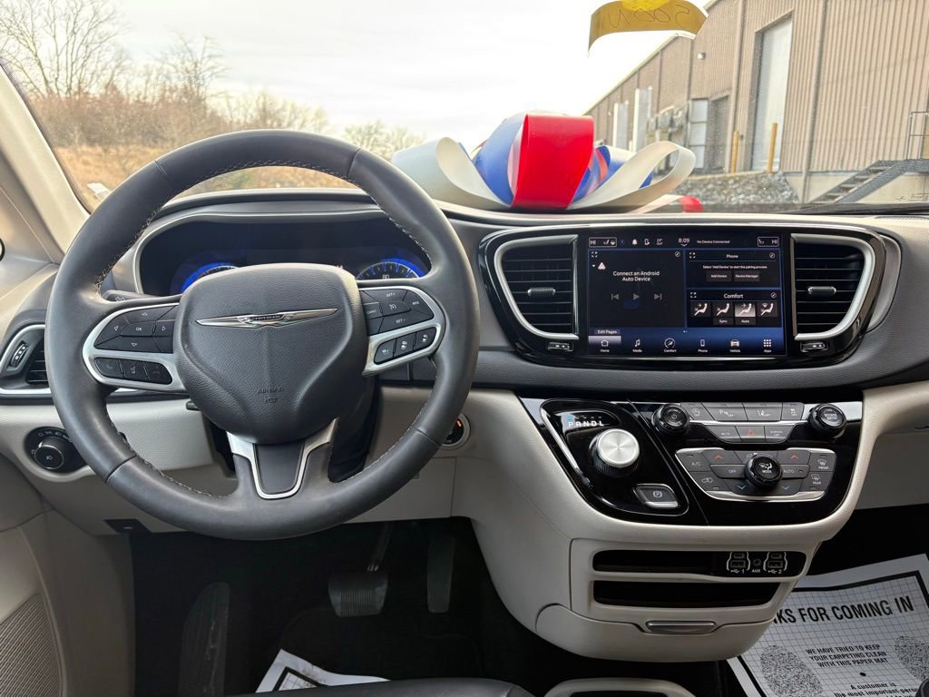 Used 2023 Chrysler Pacifica Touring-L image 24