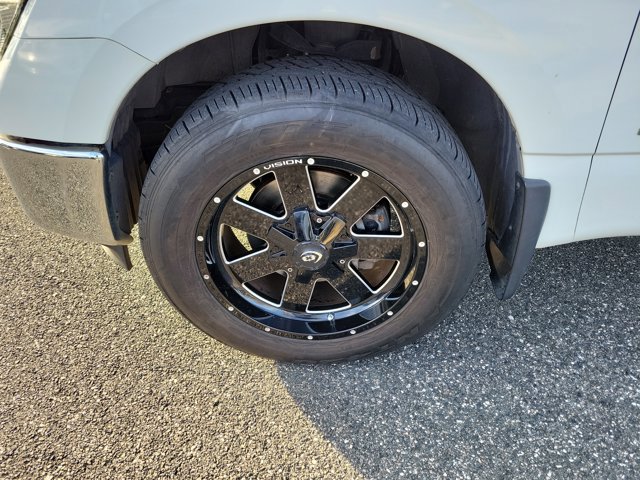 Used 2017 Nissan Titan SV image 5